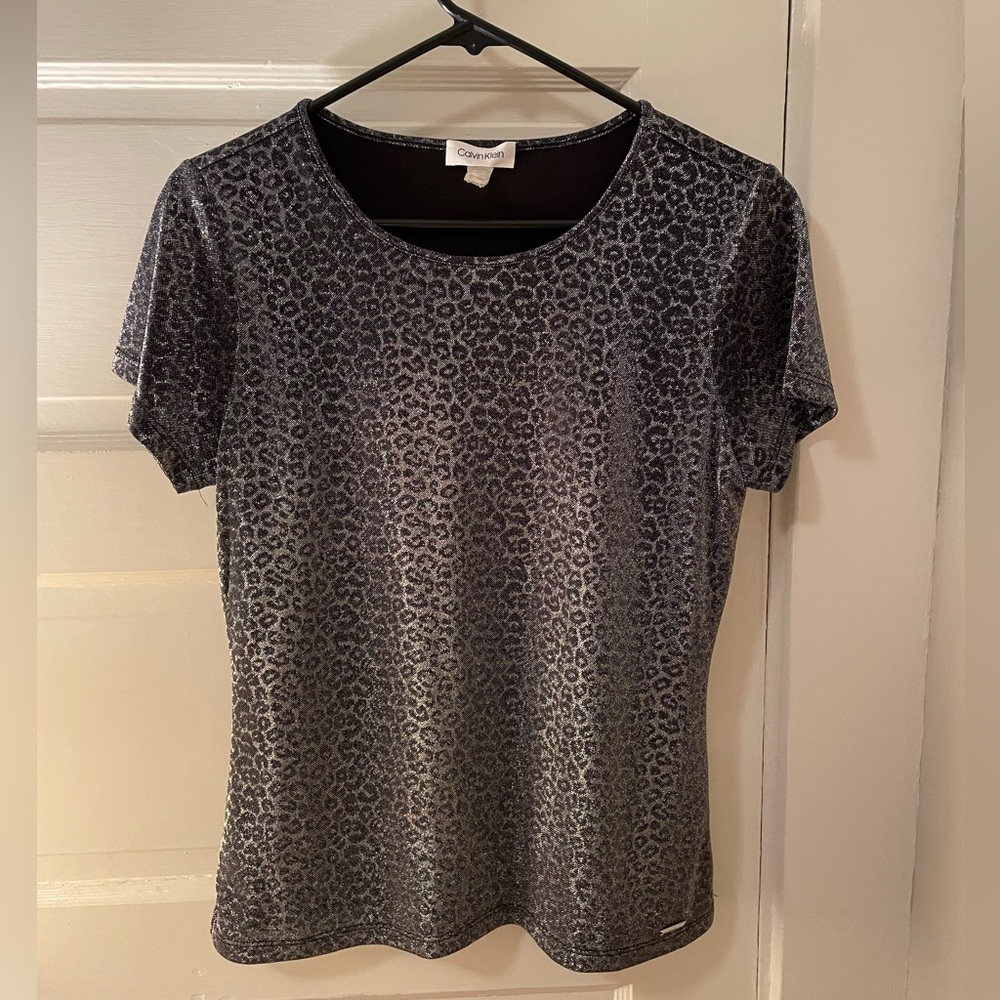 Calvin Klein women‘s small leopard print metallic blouse